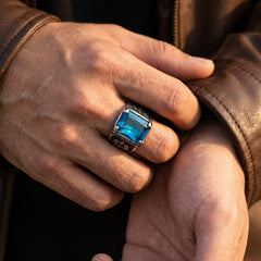 Chevalière pierre bleue gothique, portée, manche de cuir