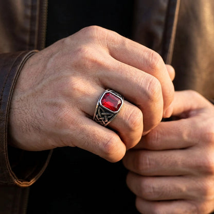 Chevalière noeud celtique pierre rouge, portée, manche de cuir