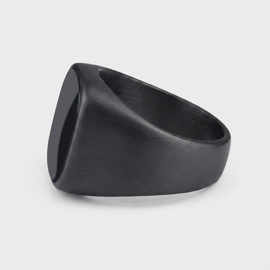 Chevalière coussin pierre noire, vue de profil