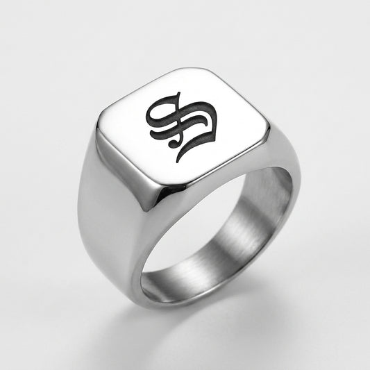 Chevalière initiale gravee argent, vue trois quarts