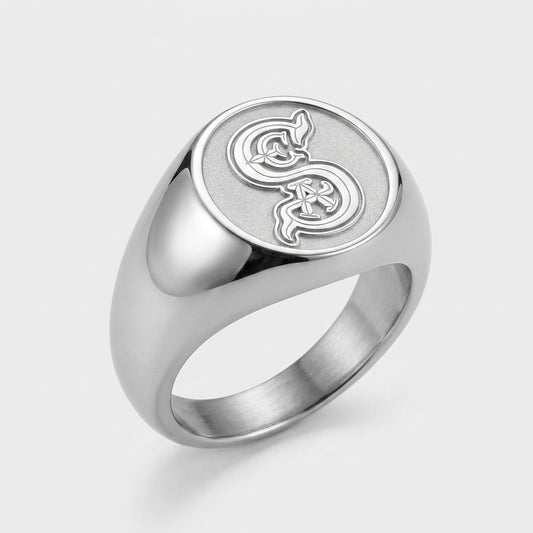 Chevalière gravee sur mesure argent, vue trois quarts