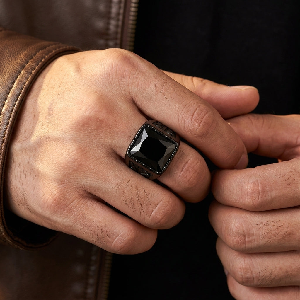 Chevalière pierre noire facettee, portée, manche de cuir
