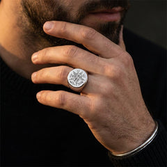 Chevalière pentagramme argent, portée, main contre le visage
