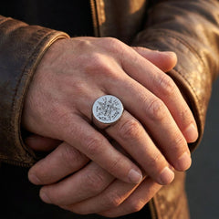 Chevalière pentagramme argent, portée, manche de cuir