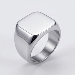 Chevalière plateau carre argent, vue trois quarts