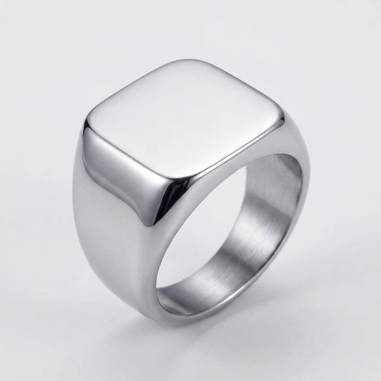 Chevalière plateau carre argent, vue trois quarts
