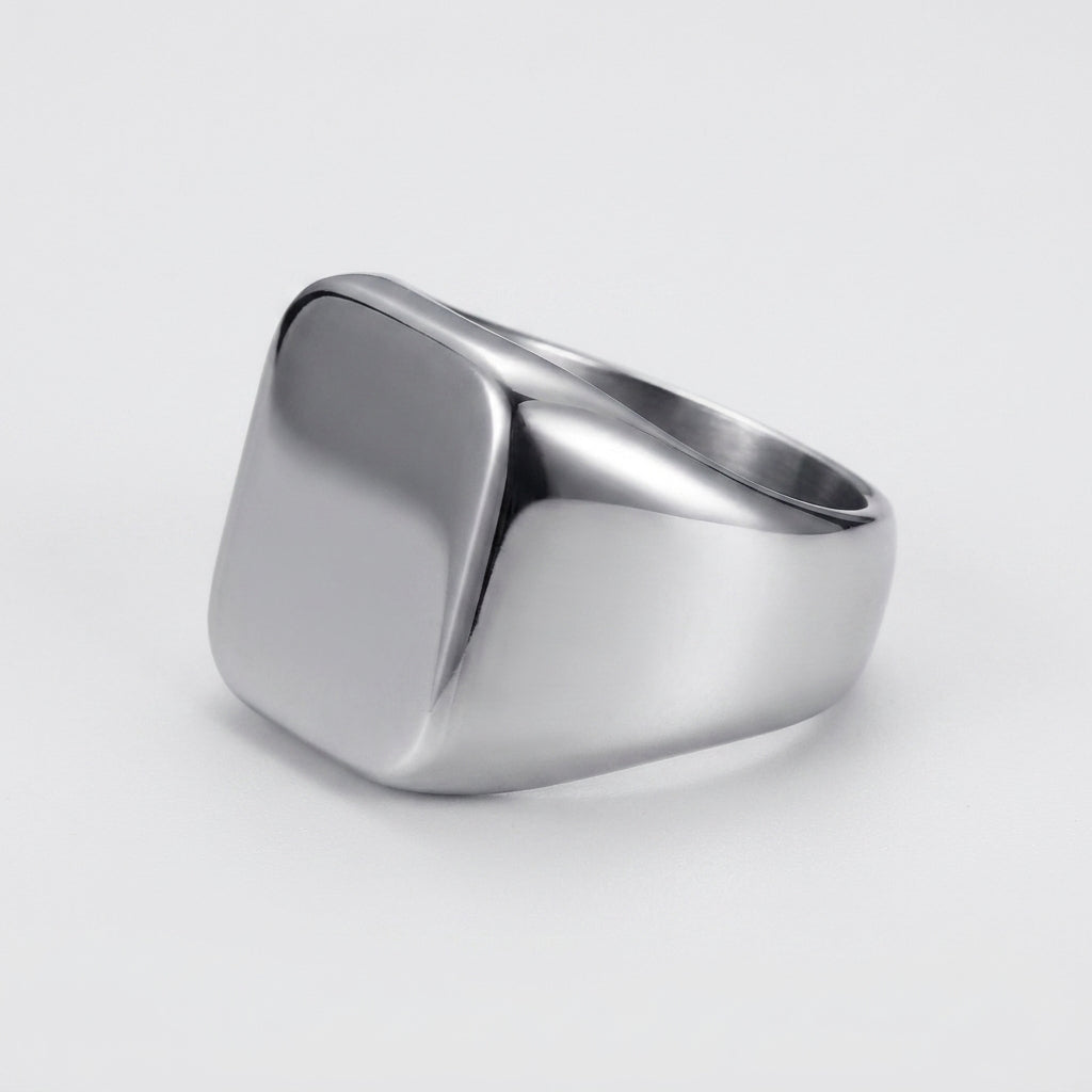 Chevalière plateau carre argent, vue de profil