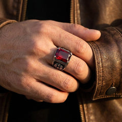 Chevalière pierre rouge gothique, portée, manche de cuir